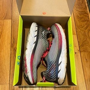 Hoka one one Clifton 5 women’s size 8.5